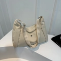 Bolso bandolera beige minimalista con correa ancha y botón metálico en el bolsillo frontal - Blanco