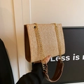 Schicke gewebte Tragetasche in Beige mit dunkelbraunen Seiten und goldenen Ketten - Stroh Braun