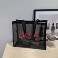 Borsa da spiaggia in rete nera con stampa Beach Vibes rosa e doppi manici resistenti - Nero Con Scritte Rosa