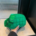 Borsa a nuvola trapuntata verde brillante in nylon con pieghe a scacchi e tracolla - Verde