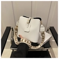 Weiße Bucket Bag aus strukturiertem Leder mit gemustertem breitem Schultergurt - Weiß