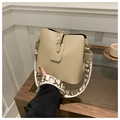 Khaki große Beuteltasche aus Litschileder mit gemustertem breitem Schultergurt - Khaki