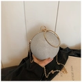 Glinsterende zilveren ronde clutch met gouden ringhandvat en fijne kettingriem - Zilver