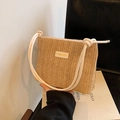 Minimalistische hellbraune Strohbeuteltasche mit beigem Lederriemen und Modelabel - Stroh Weiß