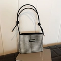 Minimalistische schwarz-weiß karierte Stroh-Eimertasche mit modischem Logo-Detail - Hahnentritt Schwarz