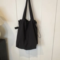 Bolso tote minimalista de nailon negro con cordón, volantes y correas anchas al hombro - Negro