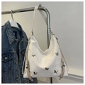 Detailaufnahme der weißen Hobo-Tasche mit strukturierter Oberfläche und Schmetterling - Weiß