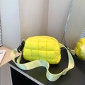 Sac de poitrine bouffant jaune vif à carreaux avec sangle réglable à boucle noire - Jaune
