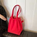 Bolso tote de nailon rojo vibrante con cordón y correas finas para el hombro - Rojo