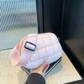 Sac bandoulière matelassé rose avec carreaux brodés et large sangle en nylon élégante - Rose