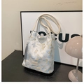 Cremefarbene Schultertasche mit blauer Schmetterlingsstickerei und eleganter Quaste - Weiß