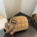 Sac bandoulière beige matelassé avec broderie à carreaux et large sangle réglable - Marron