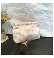 Pochette a busta increspata con elegante stampa di paesaggi viola su bianco sporco - Rosa
