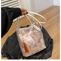 Rosafarbene Beuteltasche mit Schmetterlingsstickerei und orangefarbenem Quastenanhänger - Rosa