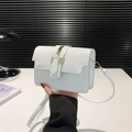 Minimalistische weiße Umhängetasche aus Kunstleder mit Klappe und goldenen Details - Weiß