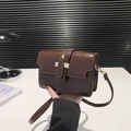 Modische dunkelbraune Umhängetasche aus Lackleder mit glänzendem Finish - Braun