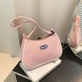 Elegante borsa a mezzaluna in nylon rosa con profili bianchi e patch logo ovale - Rosa