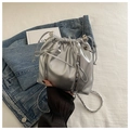 Modische silberne Metallic-Beuteltasche mit Kettenträger und Reißverschluss-Detail - Silber