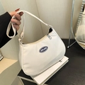 Elegante borsa a mezzaluna in nylon bianco sporco con tracolla larga e logo - Bianco