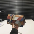 Bolso de hombro en cuero patchwork con texturas en relieve multicolor y hebilla dorada - Patchwork