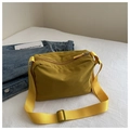 Vista superior de un bolso bandolera de lona amarillo mostaza con correa ancha en tela blanca - Amarillo