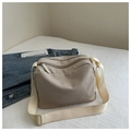 Detalle del bolso bandolera minimalista caqui con correa ancha ajustable y cremallera - Blanco