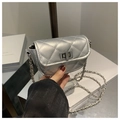 Mini-Umhängetasche in Silber-Metallic mit Steppmuster, Kette und Drehverschluss - Silber