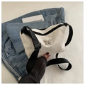 Bolso bandolera blanco con textura de nube y hebilla de mariposa plateada - Blanco