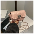 Gesteppte hellrosa Mini-Umhängetasche mit Silberkette und Metall-Drehverschluss - Rosa