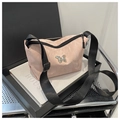 Detalle de bolso bandolera rosa claro con textura mármol y logo de mariposa plateado - Rosa