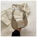 Sac bandoulière demi-lune blanc avec texture tressée et boucle dorée géométrique - Blanc