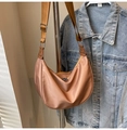 Detalle del bolso media luna de nylon rosa salmón con correa ancha de tela ajustable - Marrón