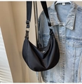 Detalle del bolso de hombro creciente de nailon negro con correa y hebilla metálica - Negro