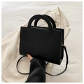 Piccola borsa quadrata nera in ecopelle con manico circolare traforato e tracolla sottile - Nero