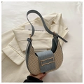 Sac croissant tissé beige avec bordure en daim bleu et boucle dorée ondulée chic - Bleu