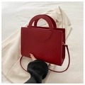 Piccola borsa quadrata rossa minimalista con manico circolare traforato e tracolla - Rosso