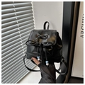 Mochila de cuero negro mate con lazo decorativo de cordones y detalles de cuentas - Negro