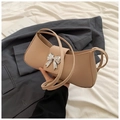 Détail du sac à bandoulière beige minimaliste avec boucle papillon argentée et doubles anses - Kaki