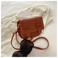 Bolso de cuero marrón con hebillas vintage y correa ajustable para un estilo urbano - Marrón