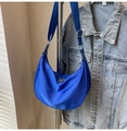 Bolso de media luna en nailon azul real con correa ancha ajustable y herrajes de plata - Azul