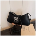 Minimalistische schwarze Leder-Achseltasche mit silberner Schmetterlingsschnalle - Schwarz