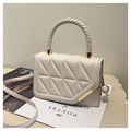 Detalle de bolso en cuero PU crema con acolchado triangular y asa superior trenzada - Blanco Roto
