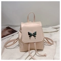 Chique beige mini-rugzak met metalen vlindergesp en een handig trekkoord - Parelmoer Roze