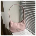 Detalle de bolso hobo medialuna de nailon rosa claro con logo de estrella sobre libros blancos - Rosa