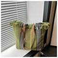 Borsa tote in tessuto verde con nappe boho e spalline in pelle marrone da donna - Verde