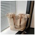 Borsa tote beige in tela intrecciata con frange e manici in pelle marrone - Bianco Sporco