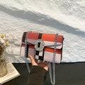 Sac bandoulière chic à carreaux tricolores avec boucle en cristal et chaîne argent - Rose Rouge
