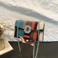 Sac bandoulière à rayures multicolores avec boucle en cristal et chaîne argentée - Vert