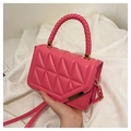 Detalle del asa trenzada y el patrón geométrico acolchado en el bolso de cuero rosa - Rosa Rojo