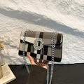 Sac chic à carreaux noir et blanc avec une grande boucle en strass et chaîne - Gris